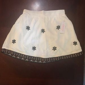 🆕 A.Peach Embroidery Trim White Mini Skirt-Large